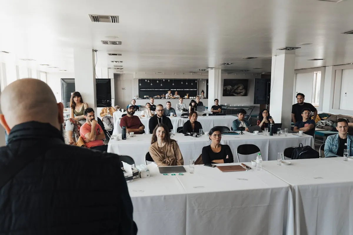 Équipe diversifiée Elitek en réunion stratégique
