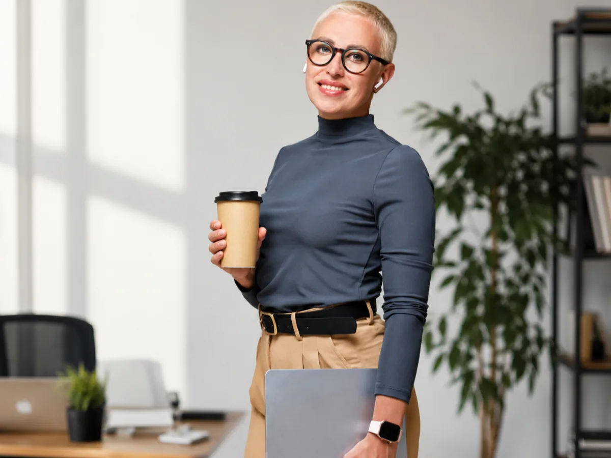 Professionnelle sereine, café et ordinateur en main, après avoir financé sa formation Elitek