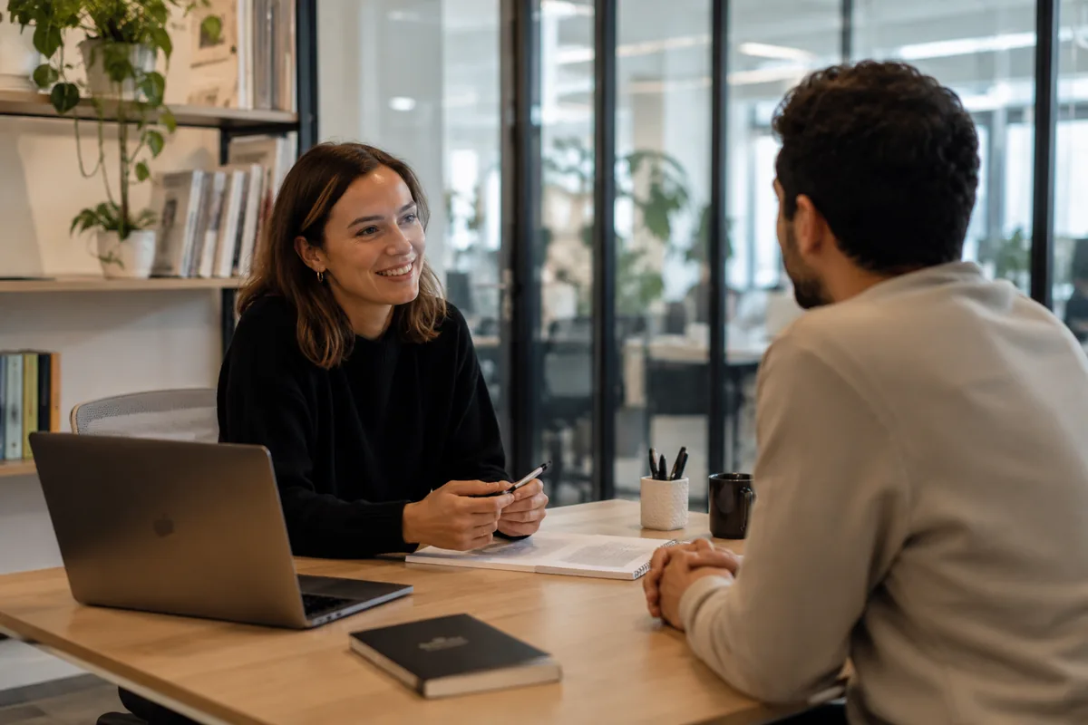 Conseillère Elitek en entretien avec un futur apprenant autour d'un bureau